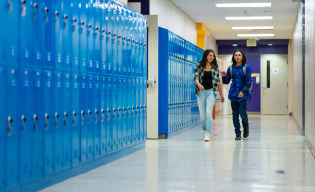 des élèves sortent de la salle de classe en marchant dans un couloir - navajo national monument photos et images de collection