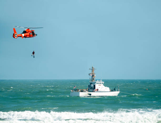 operacje okrętowe i śmigłowce amerykańskiej straży przybrzeżnej - chopper zdjęcia i obrazy z banku zdjęć