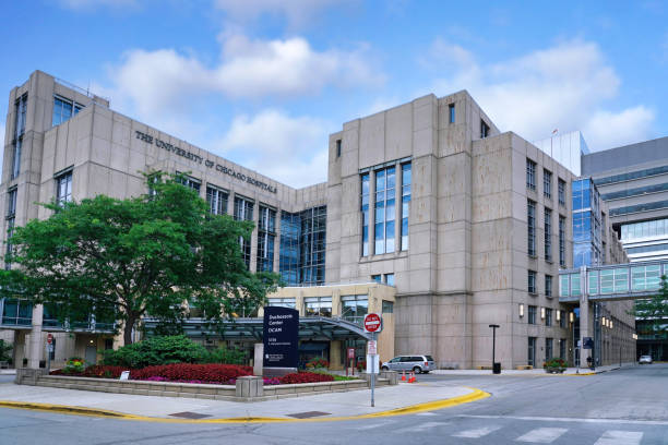 hôpital universitaire sur le campus de l’université de chicago. - établissement médical photos et images de collection