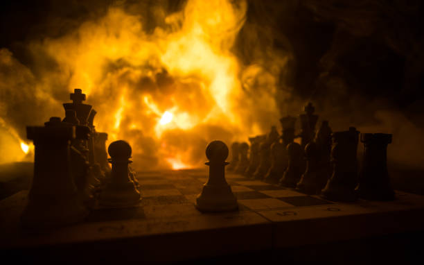 ビジネスのアイデアや競争と戦略のアイデアのチェスボードゲームの概念コンセプト。煙と霧と暗い背景にチェスの数字。選択的フォーカス - risk board game board game victory war ストックフォトと画像