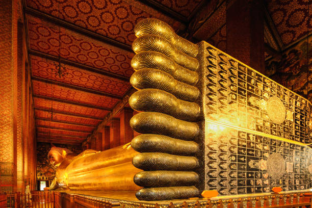 statua dorata del buddha sdraiato al wat pho a bangkok tailandia - wat pho foto e immagini stock