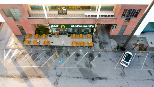 vue aérienne d’un restaurant mac donald et du grand panneau près de la route. - mcdonalds french fries branding sign photos et images de collection