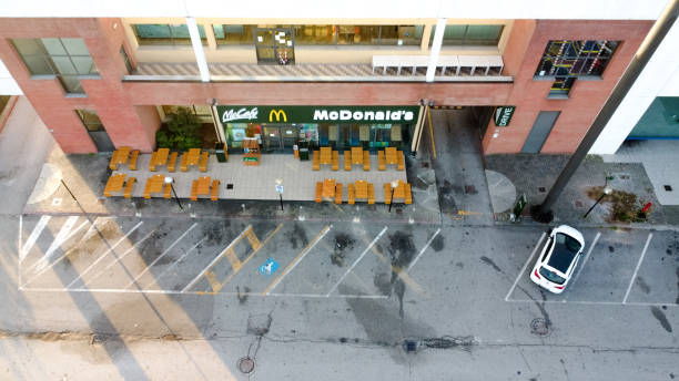 マックドナルドレストランと道路近くの大きな看板の空撮。 - mcdonalds french fries branding sign ストックフォトと画像