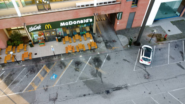 マックドナルドレストランと道路近くの大きな看板の空撮。 - mcdonalds french fries branding sign ストックフォトと画像