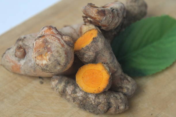istock a few pieces of turmeric 1443124666