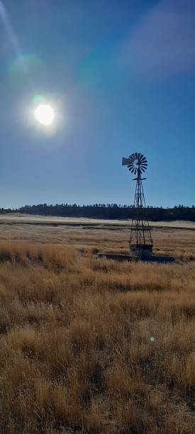 moinho de vento à moda antiga na pradaria de wyoming - prairie mountain range autumn day - fotografias e filmes do acervo