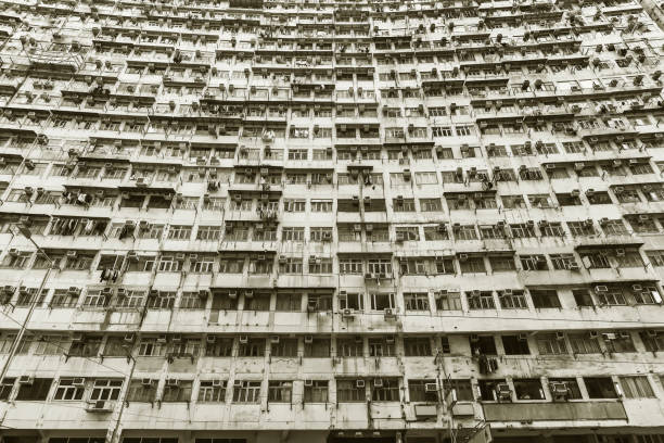 extérieur d’un immeuble résidentiel bondé hig rise dans la ville de hong kong - hig up photos et images de collection