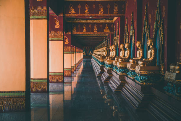 ват махатхат вачира монгкол в краби, таиланд - wat maha that стоковые фото и изображения