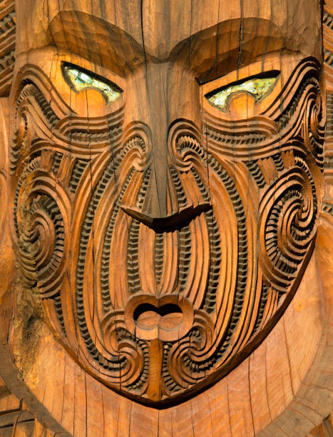 máscaras maori de madeira esculpidas em te puia, perto de rotorua, na ilha norte da nova zelândia - oak new zealand rotorua zealand - fotografias e filmes do acervo