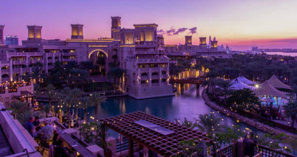 souk madinat jumeirah in dubai in blue hour - madinat jumeirah hotel imagens e fotografias de stock