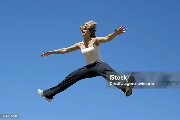 Salto No Céu - Fotografias de stock e mais imagens de Adolescente - Adolescente, Adulto, Ao Ar Livre