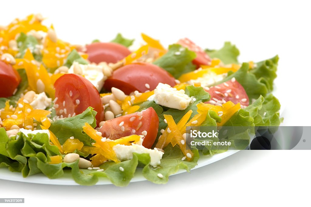 トマトのサラダとフェタおよびナット付き - オリーブのロイヤリティフリーストックフォト