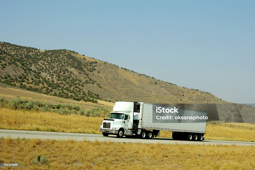 Częściowe ciężarówki - Zbiór zdjęć royalty-free (Ciężarówka transportowa)