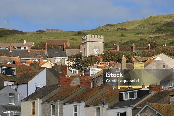 Angielski Tło Nadmorska Miejscowość Dachy I Church - zdjęcia stockowe i więcej obrazów Anglia