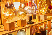 verschiedene-von-lampen-in-vitrine-nachtlicht-mit-inschrift.jpg?b=1&s=170x170&k=20&c=fAPdTT_OAV2MG-AErsFlX1sZnN2l6SyUR9nbSLiJs1Y=