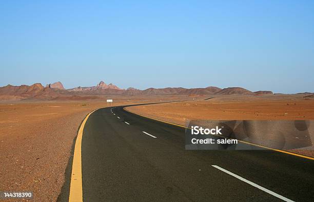 Foto de Road e mais fotos de stock de Estrada no Deserto - Estrada no Deserto, Arábia Saudita, Céu - Fenômeno natural