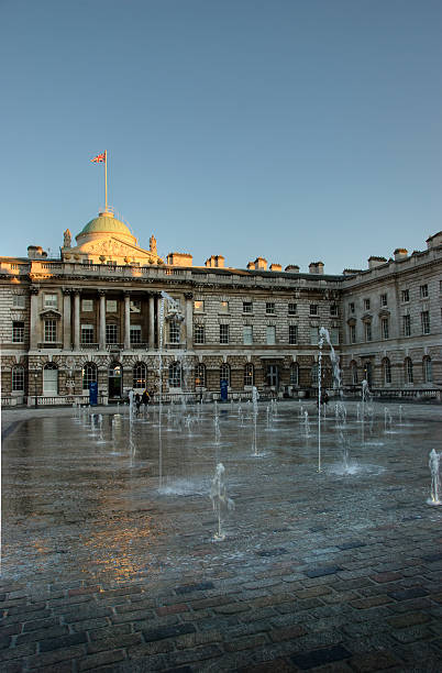 somerset house, au coucher du soleil - somerset house photos et images de collection