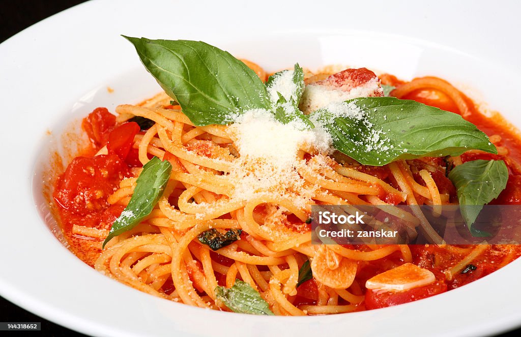 Frisch zubereiteten Teller spaghetti mit Tomatensoße und oregano - Lizenzfrei Asiatische Nudeln Stock-Foto