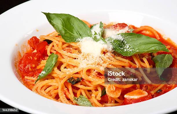 Frisch Zubereiteten Teller Spaghetti Mit Tomatensoße Und Oregano Stockfoto und mehr Bilder von Asiatische Nudeln