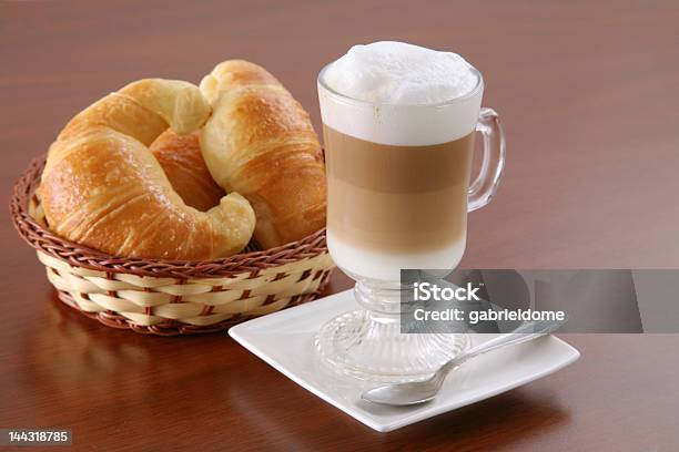 Cappuccino E Croissants - Fotografias de stock e mais imagens de Acordar - Acordar, Bebida, Café - Bebida