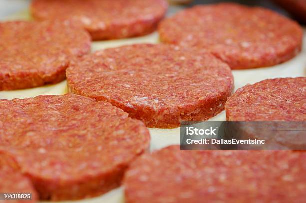 Photo libre de droit de Hamburger Patty banque d'images et plus d'images libres de droit de Aliment cru - Aliment cru, Burger, Cuisiner