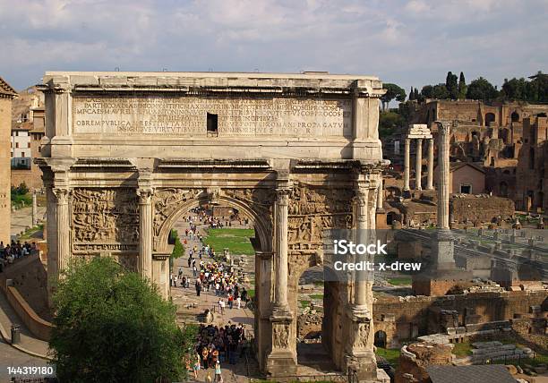 Foro Romano E Rovine - Fotografie stock e altre immagini di Antica Roma - Antica Roma, Antica civiltà, Antico - Condizione