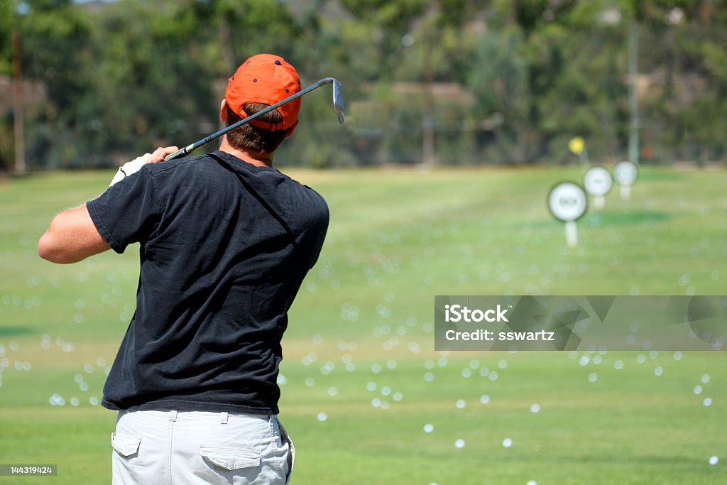 Hombre en el campo de práctica de golf - Foto de stock de Golf libre de derechos