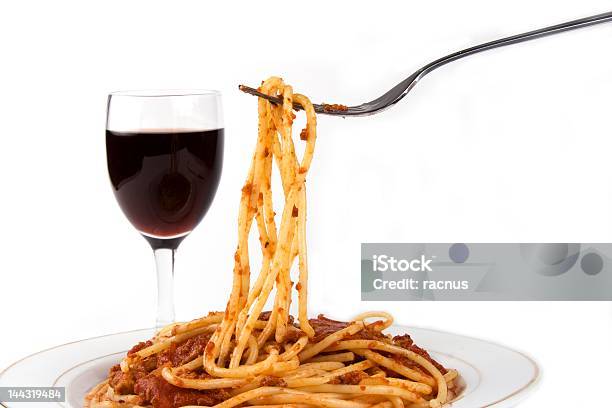 Spaghetti - zdjęcia stockowe i więcej obrazów Neutralne tło - Neutralne tło, Talerz, Wino