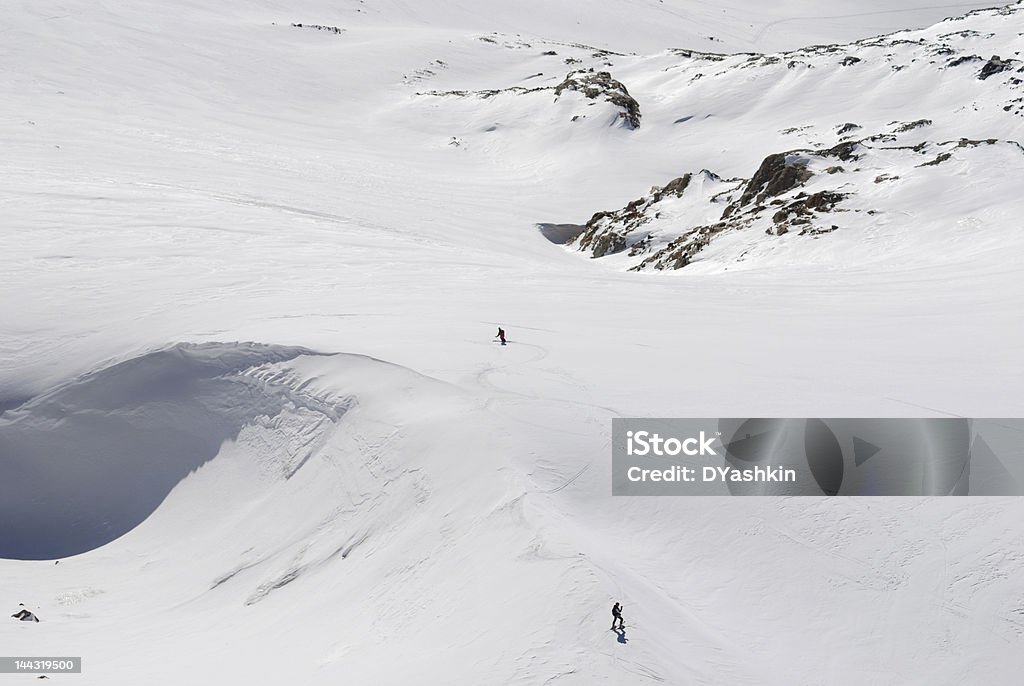 Zwei Skifahrer auf einem Hintergrund von white mountain - Lizenzfrei Aktivitäten und Sport Stock-Foto