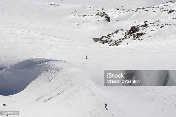 Foto de Dois Esquiadores Em Um Fundo De White Mountain e mais fotos de stock de Alpes europeus - Alpes europeus, Atividade, Azul
