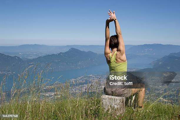 Mulher Fazendo Alongamentos - Fotografias de stock e mais imagens de Acordar - Acordar, Adulto, Alívio