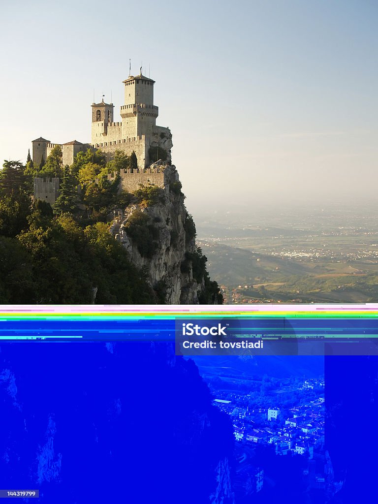 Secondo il Castello di San Marino - Foto stock royalty-free di Albero