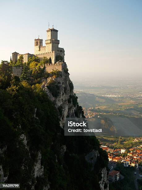 Secondo Il Castello Di San Marino - Fotografie stock e altre immagini di Albero - Albero, Ambientazione esterna, Antico - Condizione