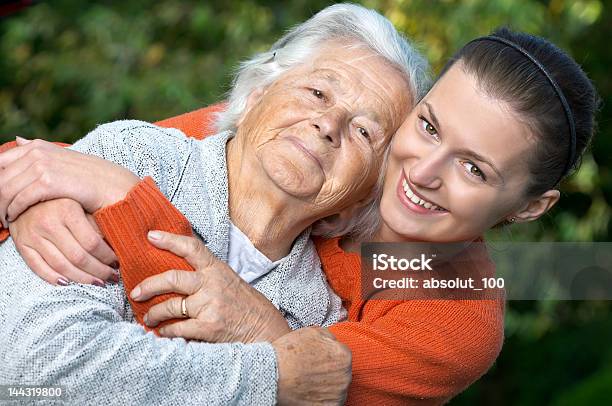 Neta E Avó - Fotografias de stock e mais imagens de 20-24 Anos - 20-24 Anos, 20-29 Anos, Abraçar