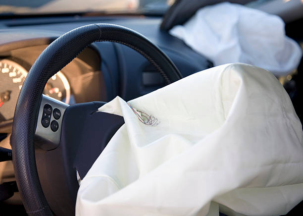 implementato airbag auto incidente conseguenze - car steering wheel windshield speedometer foto e immagini stock