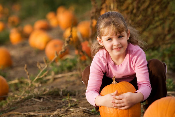 ragazza di zucca - pumpkin child little girls pumpkin patch foto e immagini stock