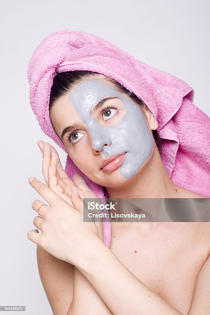 Donna con maschera di fango - Foto stock royalty-free di Accudire