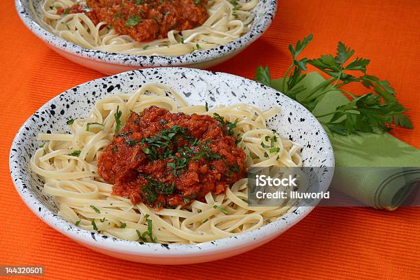 Photo libre de droit de Spaghetti Avec De Thon banque d'images et plus d'images libres de droit de Aliment - Aliment, Assiette, Couleur verte