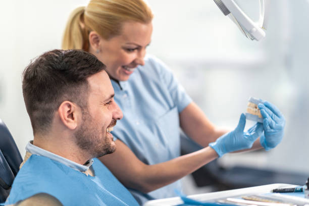 dentista reparando el diente del paciente en ambulancia dental - ambulant patient fotografías e imágenes de stock