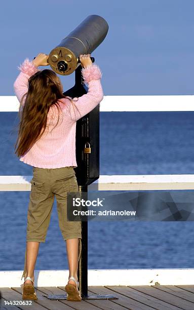 여자아이 루킹 통해 망원경 감시에 대한 스톡 사진 및 기타 이미지 - 감시, 거리가 먼, 경관