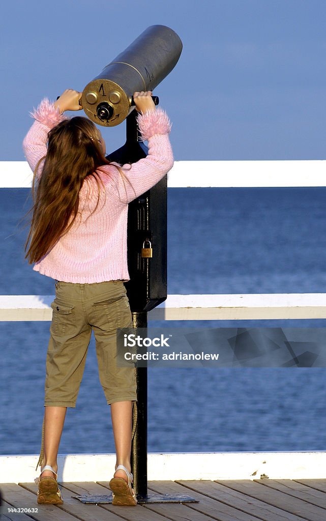 Menina olhando pelo telescópio - Foto de stock de Adolescente royalty-free