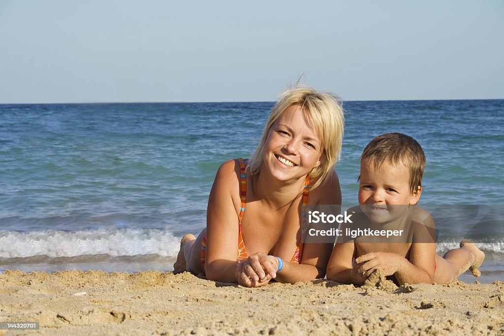 Mãe e filho na praia - Foto de stock de Adulto royalty-free