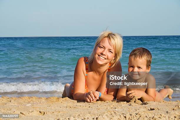 Foto de Mãe E Filho Na Praia e mais fotos de stock de Adulto - Adulto, Alegria, Areia