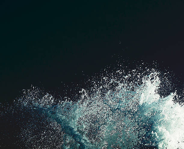 浜に寄せる波のロック - 急流 ストックフォトと画像