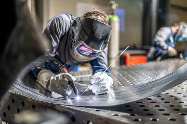welder welding sheet metal - manufaturando imagens e fotografias de stock