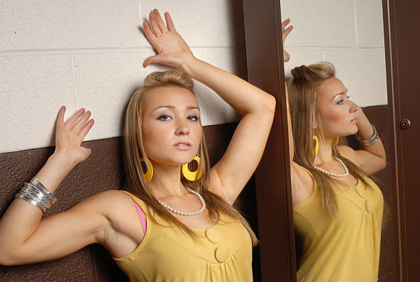 Femme en robe jaune - Photo