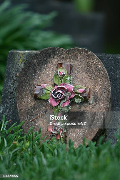 Bela Headstone - Fotografias de stock e mais imagens de Cemitério - Cemitério, Coração de animal, Cruz - Forma
