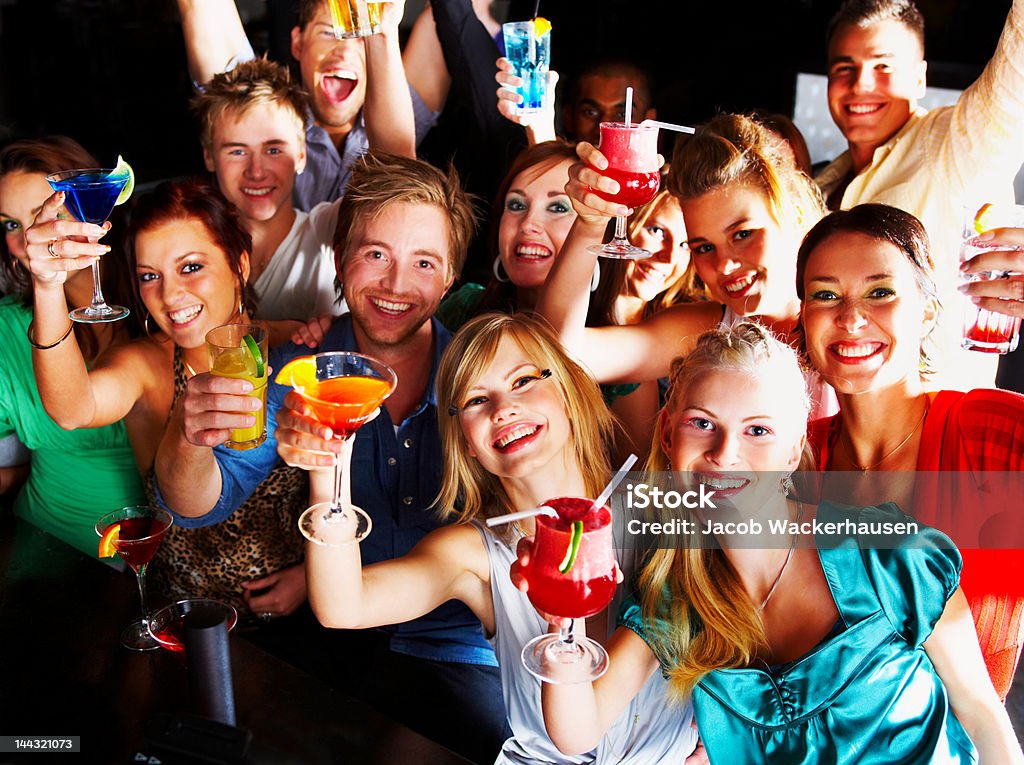 Gruppo di persone che godono un cocktail in un bar - Foto stock royalty-free di Rimpatriata di classe