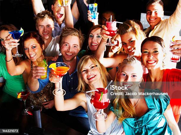 Foto de Grupo De Pessoas Desfrutando De Coquetéis No Bar e mais fotos de stock de Reunião de Escola - Reunião de Escola, Festa, Adulto