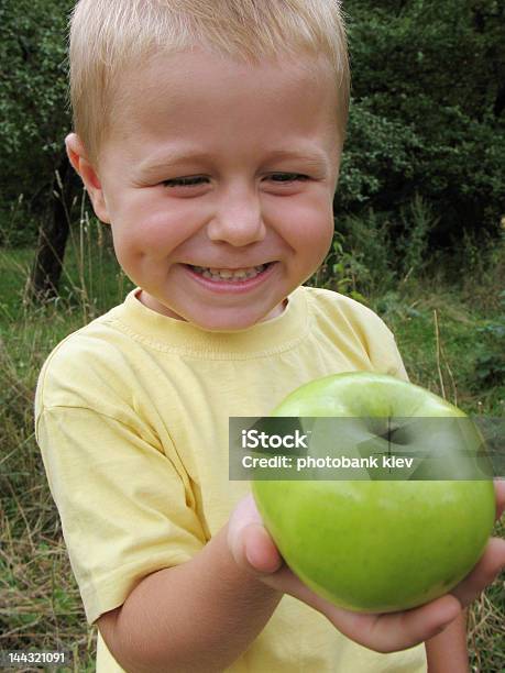 Foto de Menino Com Maçã Verde e mais fotos de stock de Alimentação Saudável - Alimentação Saudável, Aluno de Jardim de Infância, Atividade Recreativa